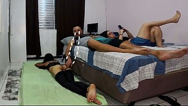 A esposa teve que dividir o quarto com a amiga.