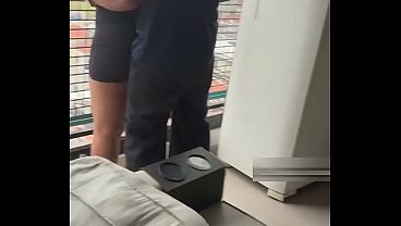 Casada safada, ficou com a buceta molhada com o personal na academia, levou o pirocudo para casa e fez o marido corno manso filmar a safada cheia de porra.