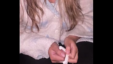 Culona en tanga me paga despues de perder su apuesta con creampie
