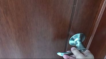 Нot Teen hijastra comparte cama con padrastro mientras su madrastra está en el trabajo