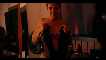 Danni Cardillo seduz uma piroca com direito striptease