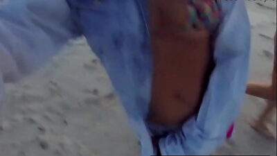 Duas safadas na praia de nudismo aprontando todas – Lady Milf – Pernocas