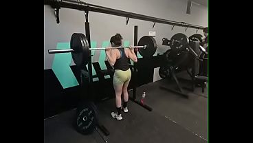 Entrenando glúteos en el gym