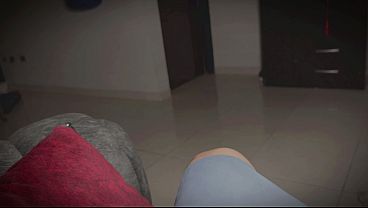 Espio a escondidas a mi step hijastra mientras se masturba en su cuarto y feliz se come mi pequeña verga y pide mas