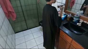 Esposa no banho, fodi ela rapidinho e gravei meu amigo comendo sua buceta com enforcamento e tapa na cara