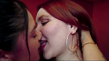 GANGBANG COM DUAS GOSTOSAS PEITUDAS ACABA EM MUITA PORRA – VIDEO COMPLETO SHEER – XVIDEOSRED