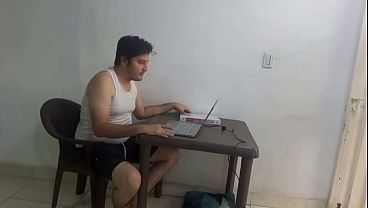 Hermanastro trabaja con su laptop y su hermanastra aprovecha para chuparle la verga y ordeñar toda la leche para tragarla