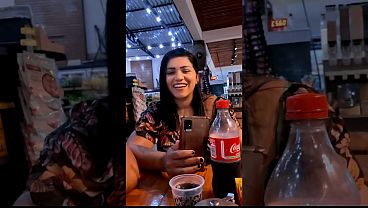 Hotwife Plugada e Bucetinha Peluda à Mostra em Público com o Corno Filmando