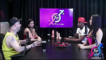 Jefao, o pauzudo mais famoso do brasil fodeu a Karen Oliver e Monica lima ao vivo durante o topcast. – O zero um do porno fodendo Monica Lima e Karen Oliver RED1