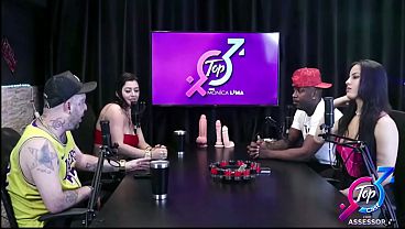 Jefao, o pauzudo mais famoso do brasil fodeu a Karen Oliver e Monica lima ao vivo durante o topcast. – O zero um do porno fodendo Monica Lima e Karen Oliver