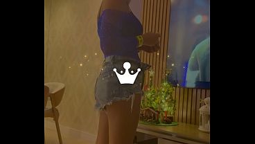 Meu marido corno gozando só de ver a putinha da esposa dele batendo punheta ate ele esporrar toda o leite na minha mão