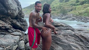 Mulher do meu amigo ficou na praia sozinha e eu fui passar o óleo para ajudar