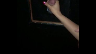 „Olha seu corno como essa rola é maior que a sua“ – Casada safada hotwife fode com os machos no gloryhole e humilha o marido corno manso.