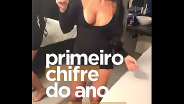 Rainha hotwife, uma casada muito gostosa brasileira em mais uma aventura – Casada safada sai sem o marido, arruma um amante pauzudo e fode com o macho e manda o video para o marido corno manso.