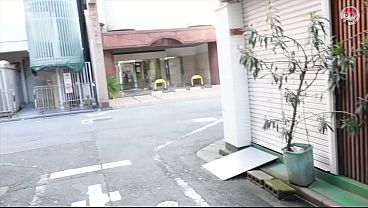 Secret Hotel Affair & Striptease Tease / 【禁断のホテル密会】ベッドでの生々しい経緯トークと、素っ裸になる瞬間までの極上焦らし/デカチン男優 前編(素人個撮ひめ)