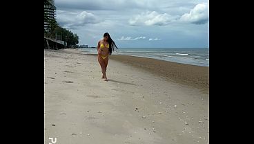 Sun, bikini, beauty girl – that’s a paradise?