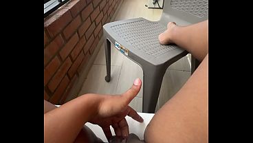 volvi a masturbarme en el balcon y ahi estaba mi vecino mirandome